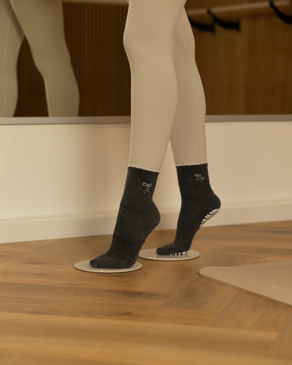 Crew Pilates Socken - Chérie Bow in Dunklegrau | 2025 Holiday Cozy Collection