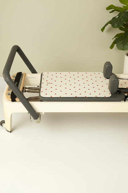 Mikrofaser Pilates Reformer Matte – Red Hearts - LIMITED EDITION