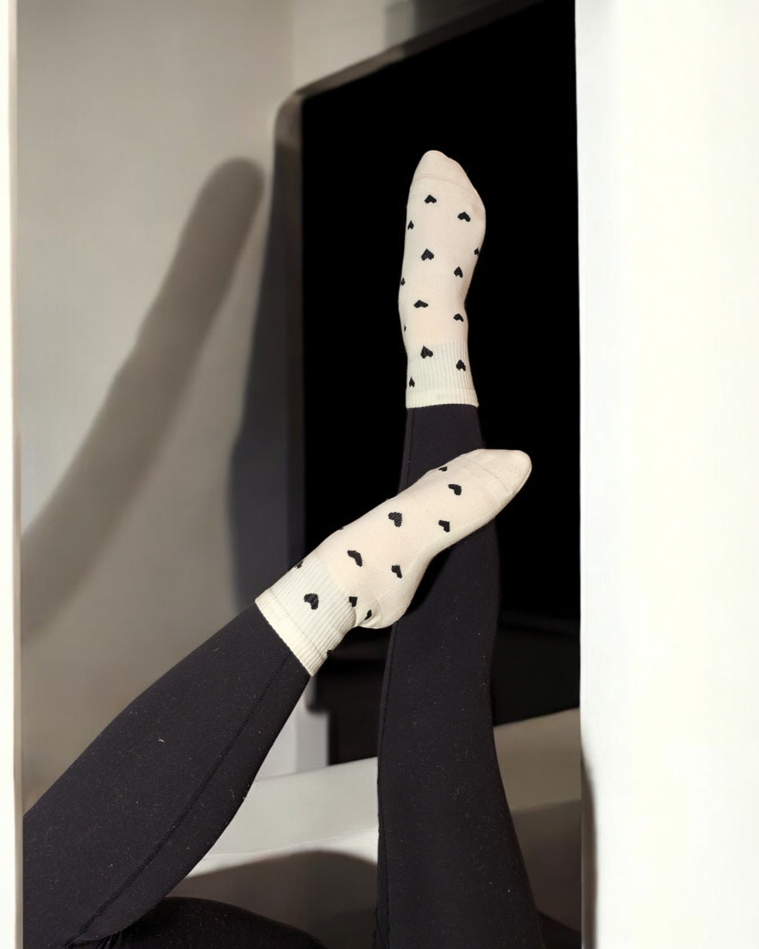 Pilates Socken - Sweetheart Mid-Crew mit schwarzen Herzchen - Griplies