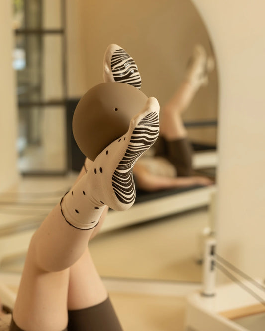 Chaussettes de Pilates montantes - Volants à pois cacao | Collection Barre