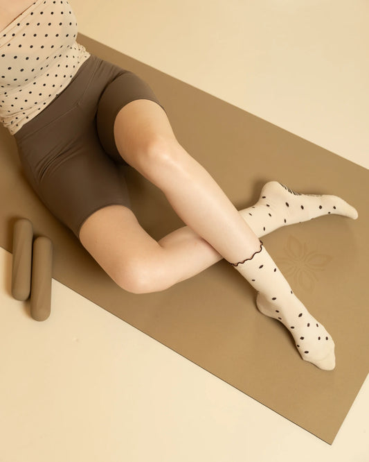 Chaussettes de Pilates montantes - Volants à pois cacao | Collection Barre
